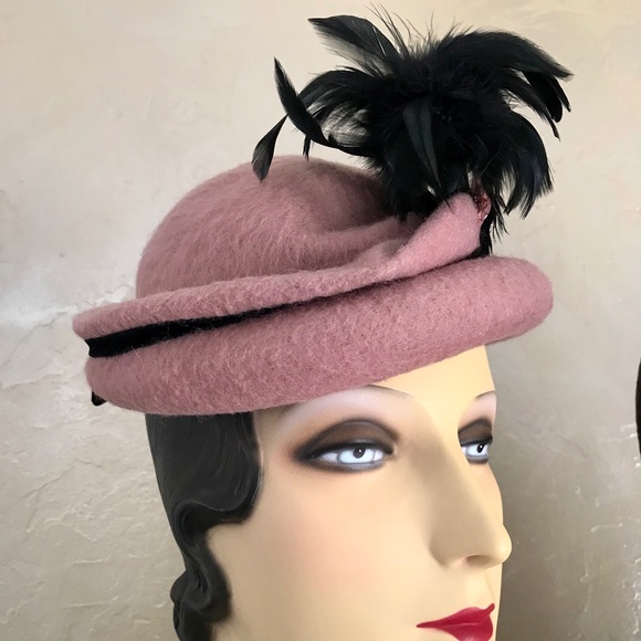 DASHING 1940s PINK \'MOHAIR\' FELT HAT WITH MATCHING JEWEL AND BLACK FEATHERS main image 10